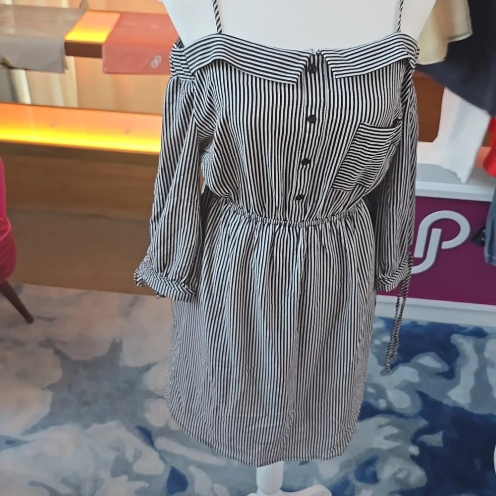 #29.Monteau Black and white stripe dress - Picture 3 of 6